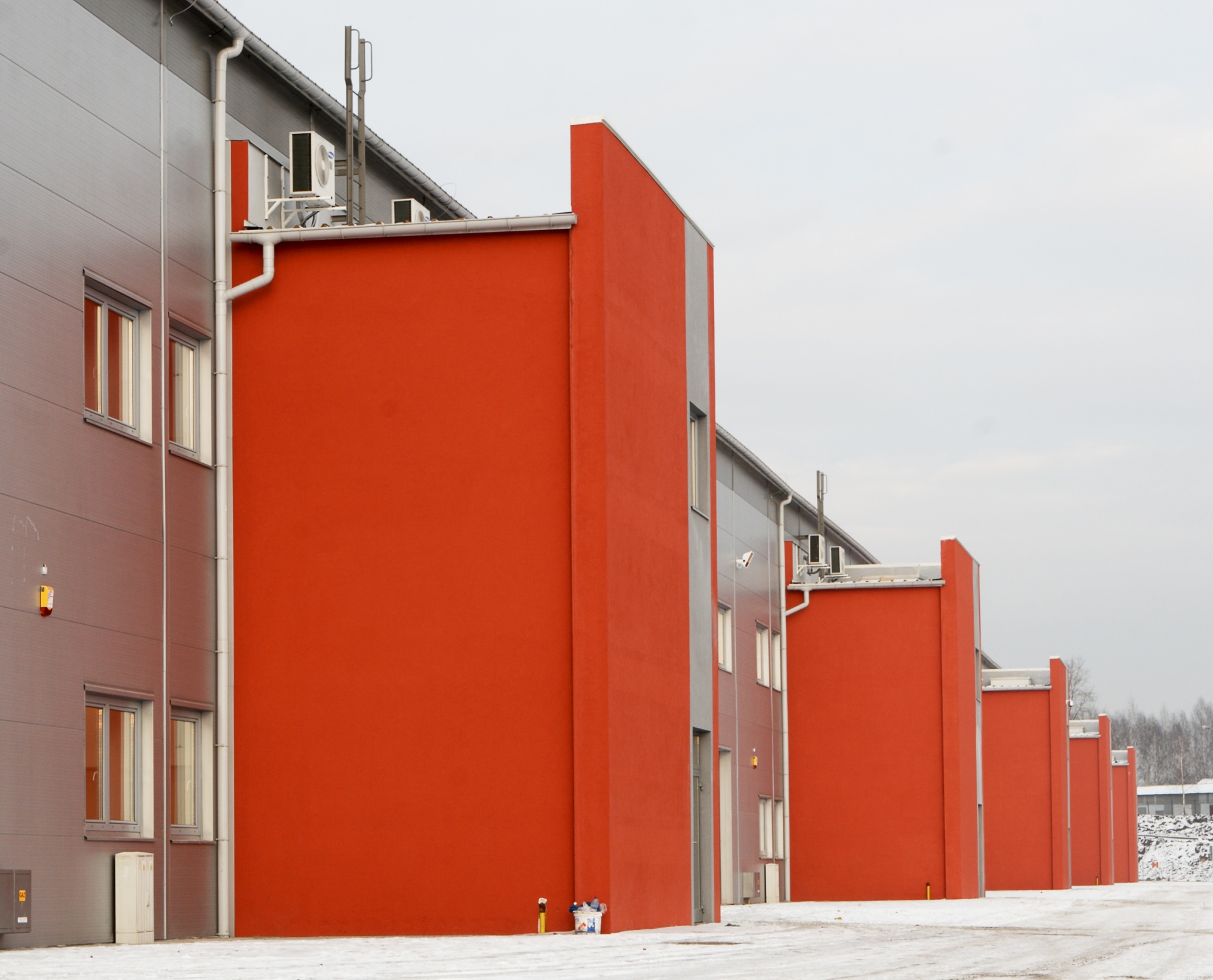 Zdjęcie przedstawia budynke Górnośląskiego Parku Przemysłowego w Katowicach zaprojektowanego przez firmę BAUREN
