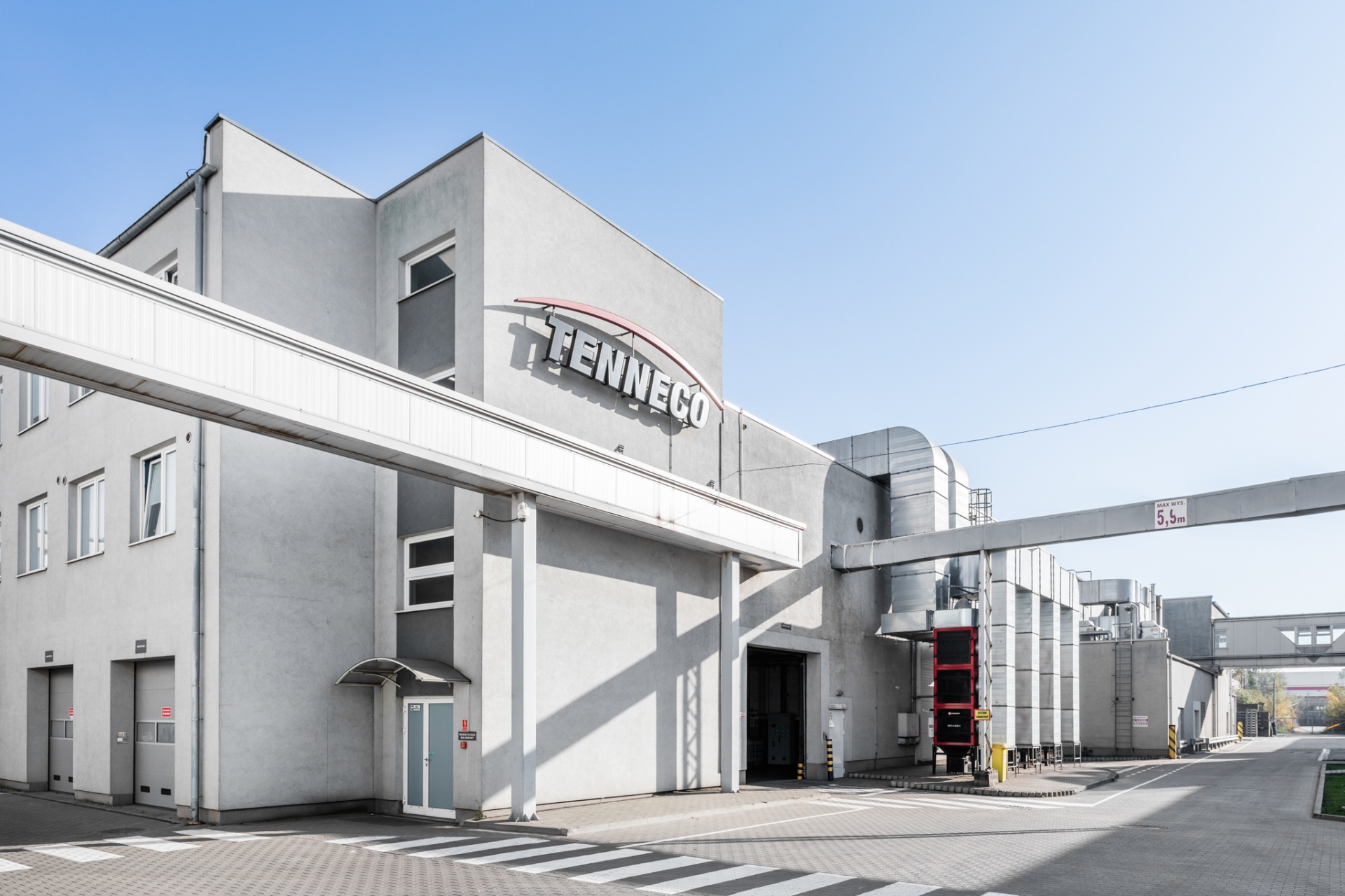 Zdjęcie przedstawia rozbudowaną Halę produkcyjną Tenneco Poland w Gliwicach przy ul. Bojkowskiej 59B