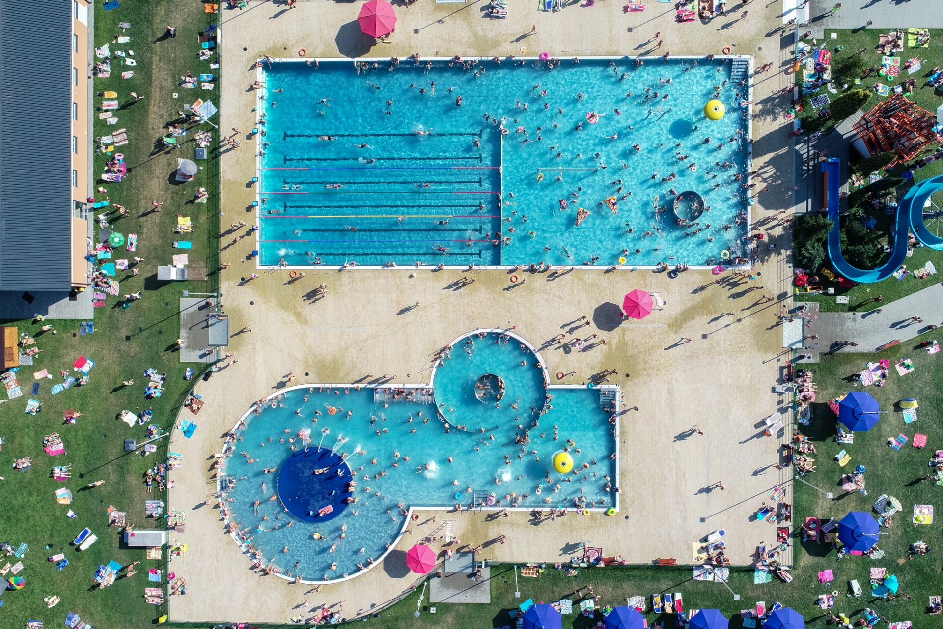 Zdjęcie przedstawia Kompleks rekreacyjno - sportowy w Krośnie zaprojektowany przez biuro projektowe BAUREN