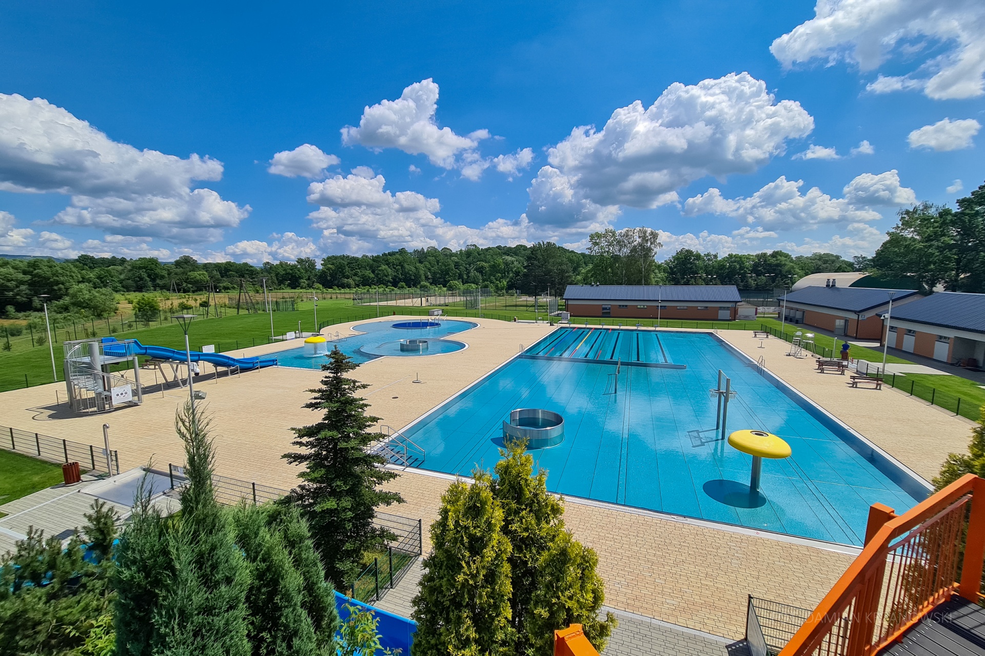 Zdjęcie przedstawia Kompleks rekreacyjno - sportowy w Krośnie zaprojektowany przez biuro projektowe BAUREN